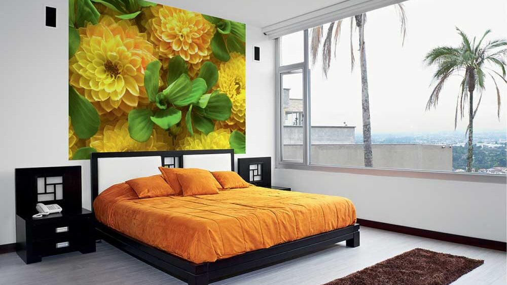 تابلوی بزرگ با عکس گل بالای تخت خواب