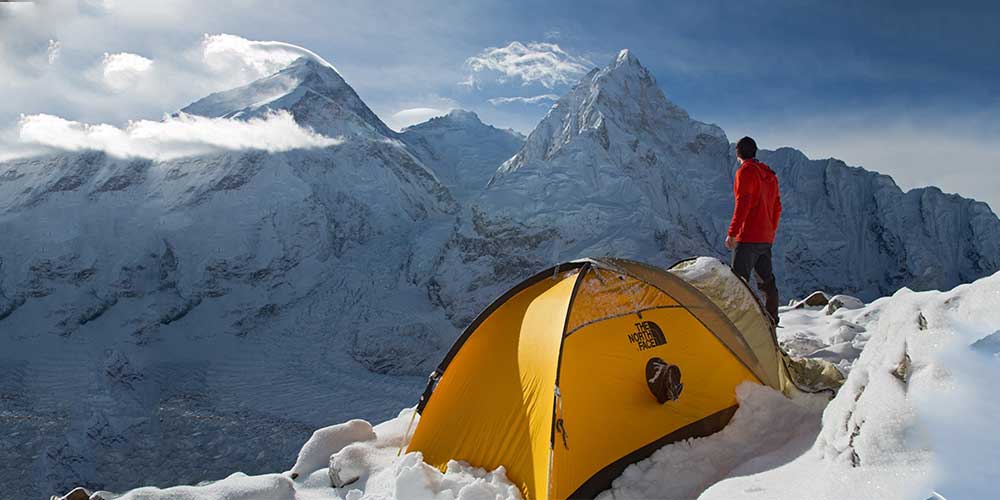 کوه نورد درکنار چادر کمپینگ در کوه اورست