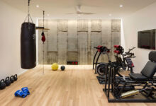 یک باشگاه بدنسازی خانگی همراه با تجهیزات بدنسازی و رزمی