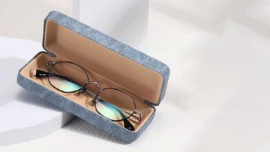 یک عینک کلاسیک در جعبه مخصوص بر روی میز