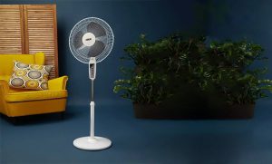 پنکه ایستاده در محیط خانه