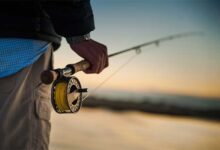 مردی در حال ماهیگیری با چوب ماهیگیری