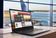 یک لپتاپ باز بر روی میز مناسب برای وبگردی