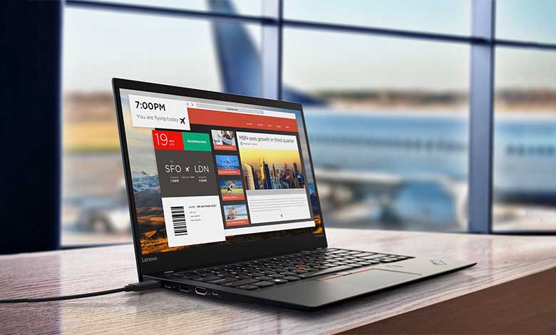 یک لپتاپ باز بر روی میز مناسب برای وبگردی