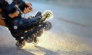 فردی در حال بستن بند اسکیت کفشی