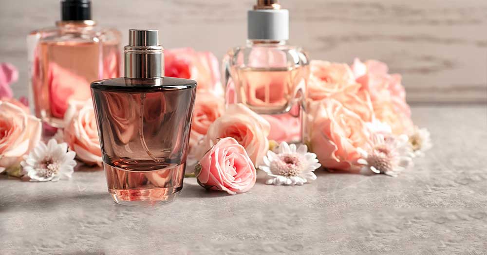 ادکلن محبوب آقایان همراه با گل رز در کنار آنها