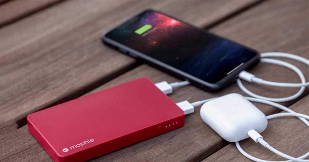 پاوربانک در حال شارژ همزمان تلفن همراه و هندزفری 