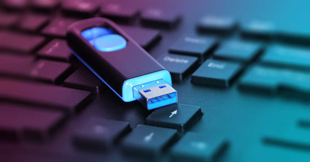 فلش مموری مدل کشویی بر روی کیبورد رایانه