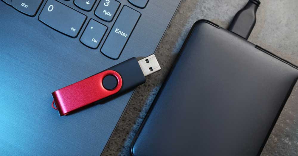 فلش مموری در مقایسه ابعادی با یک هارد اکسترنال