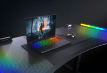 یک لپ تاپ گیمینگ بر روی میز گیمینگ