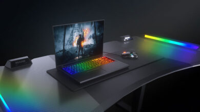 یک لپ تاپ گیمینگ بر روی میز گیمینگ