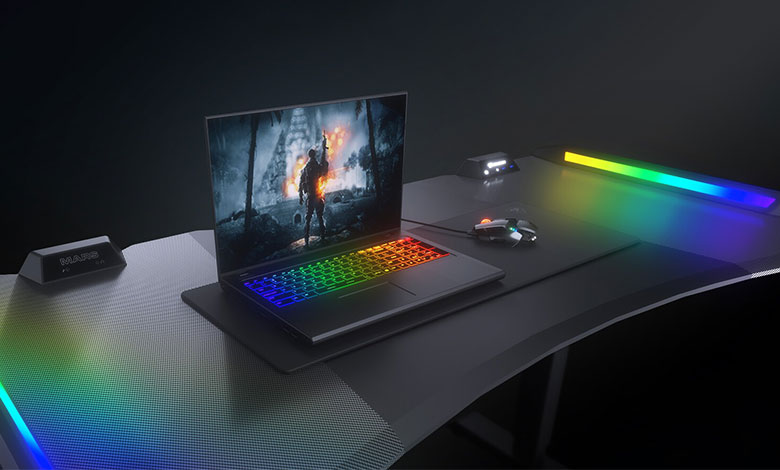 یک لپ تاپ گیمینگ بر روی میز گیمینگ