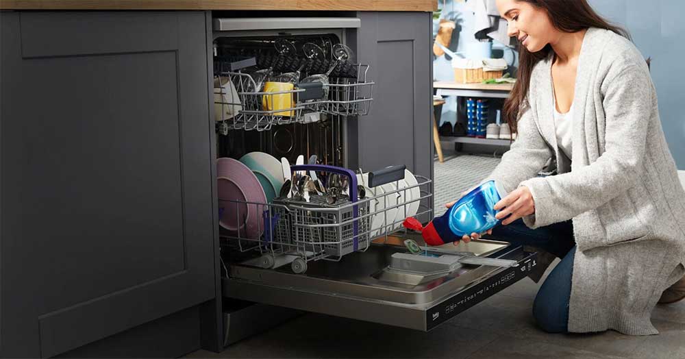 معرفی بهترین برند ایرانی و خارجی ماشین ظرفشویی در 2025 8 ماشین ظرفشویی در آشپزخانه در کنار ظروف و مایع شست شوی مخصوص