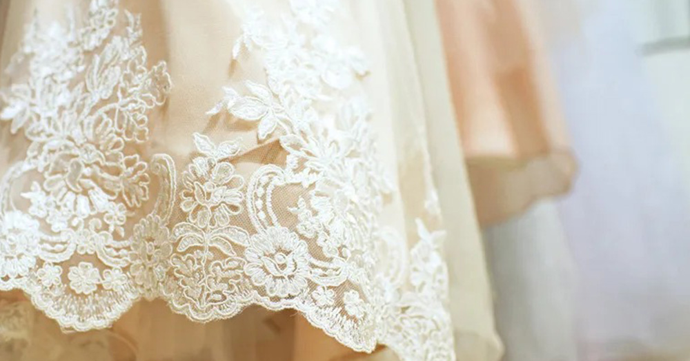 بهترین پیشنهاد ها برای ست کردن رنگ لباس با رنگ سال 2026 17 دامن به رنگ سفید ابری منتخب رنگ سال 2026